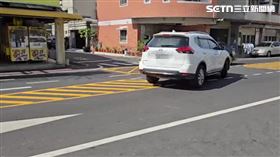 台南市仁德區太子路槽化線範圍過大，駕駛難避免壓線。