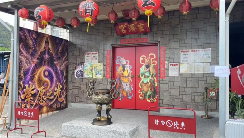 玄濟宮方姓宮主指出,每次遶境會賣團服一套1800元,才會在國稅局建議下登記為服飾店。(圖/翻攝畫面)