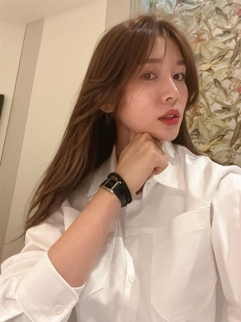 南宮珉娶了小12歲的模特兒妻子秦雅凜,如今她公布懷孕好消息。(圖/翻攝自IG @jin_areum)