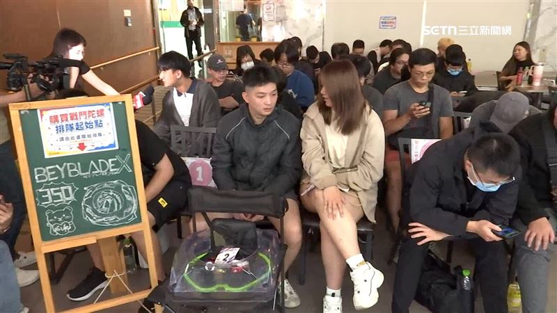 原價350元卻被黃牛炒到三顆6666元,掀起玩家排隊搶購與現場交換熱潮