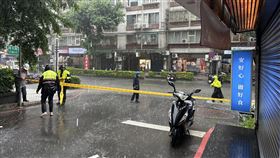 永和警方在國光路積水處警戒的情形。（圖／翻攝畫面）