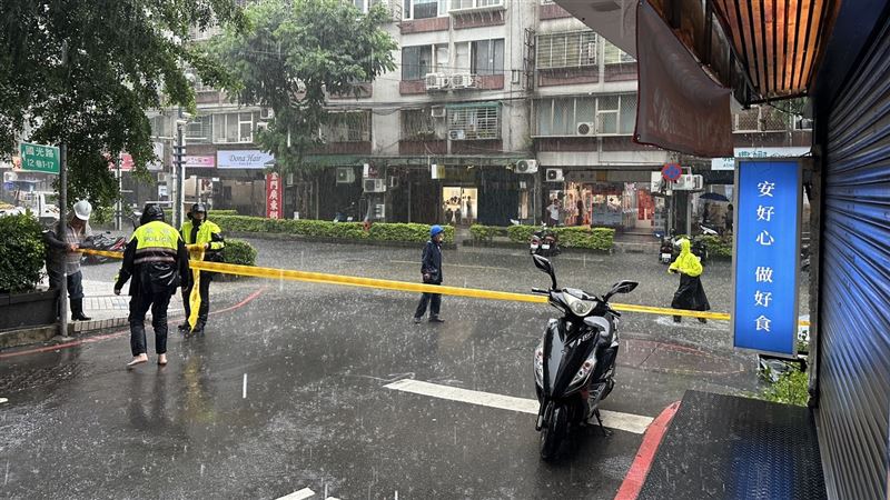 午後雷雨狂炸新北!永和國光路積水如游池