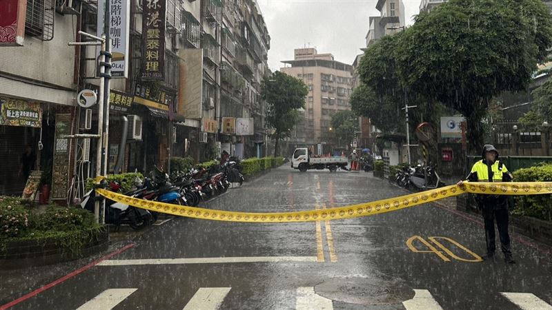永和警方在國光路積水處警戒的情形。(圖/翻攝畫面)