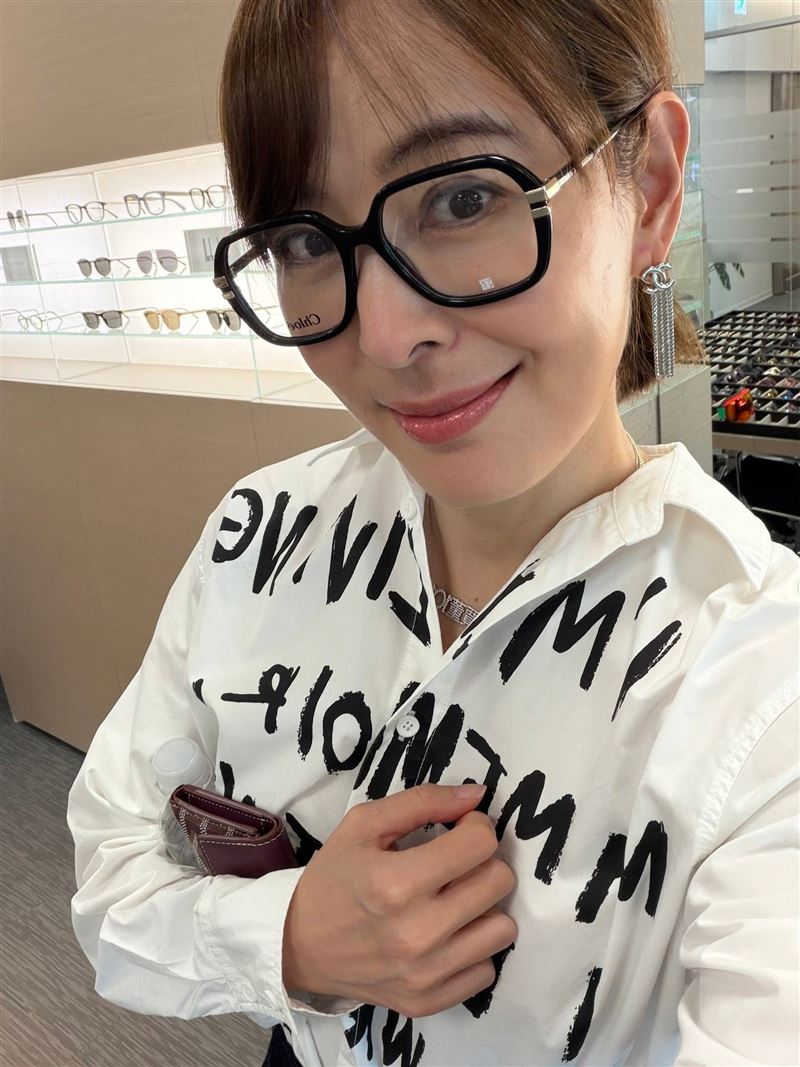 賈永婕近日坦言,自己多年來堅持不戴老花眼鏡的紀錄,終於被一本書打破。(圖/翻攝自賈永婕的跑跳人生FB)