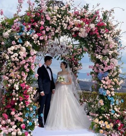 孫藝珍與玄彬因合作《愛的迫降》擦出愛火,兩人於2022年步入婚姻。(圖/翻攝自IG @yejinhand)