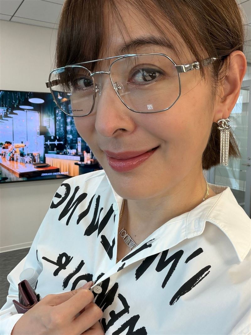 賈永婕分別挑戰金屬細框與黑色粗框造型,搭配白色印花襯衫及流蘇耳環,展現俐落知性與文青風格。(圖/翻攝自賈永婕的跑跳人生FB)