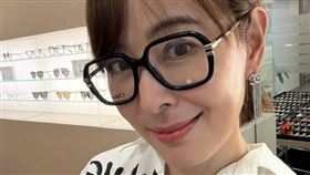 賈永婕近日坦言，自己多年來堅持不戴老花眼鏡的紀錄，終於被一本書打破。（圖／翻攝自賈永婕的跑跳人生FB）