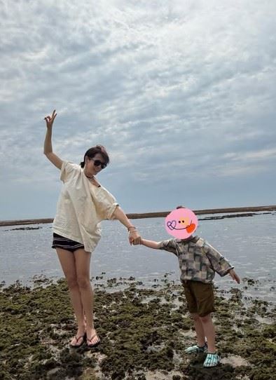 年僅3歲的「小甜豆」已明顯抽高不少,身高幾乎來到媽媽腰際。(圖/翻攝自IG @yejinhand)