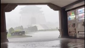 中正紀念堂也出現水淹腳踝的情形。（圖／翻攝自Threads @evan_fanfan0.0）