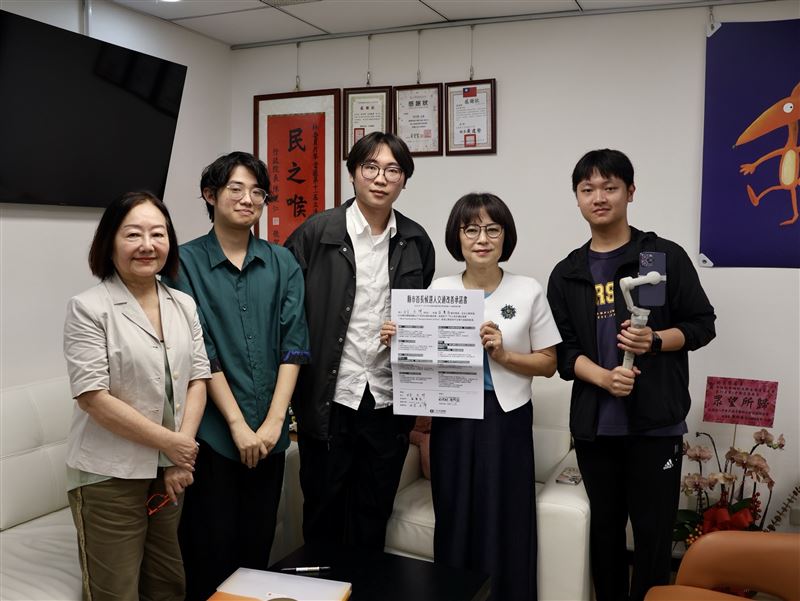 繼民進黨苗栗縣長參選人陳品安後,民進黨苗栗市長參選人林月琴也簽下白皮書,允諾打造人本交通環境。(圖/下一代人本交通促進會提供)