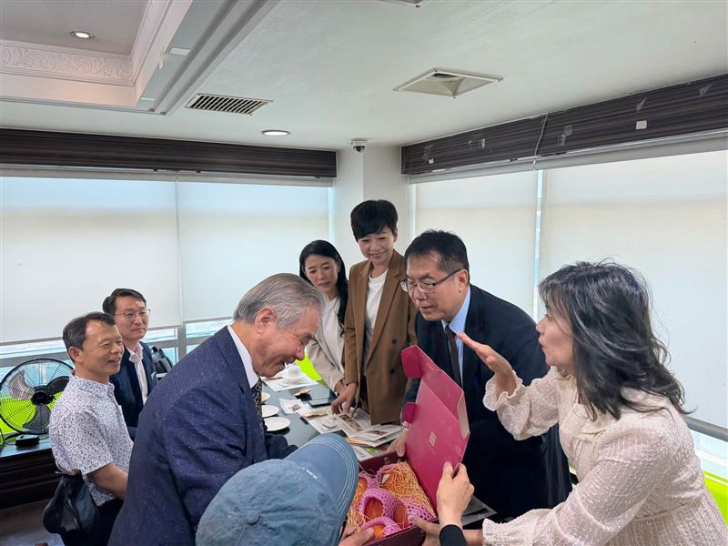 黃偉哲宣布,成功爭取韓國對台灣芒果關稅優惠延長。(圖/翻攝自黃偉哲臉書)