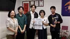 繼民進黨苗栗縣長參選人陳品安後，民進黨苗栗市長參選人林月琴也簽下白皮書，允諾打造人本交通環境。（圖／下一代人本交通促進會提供）