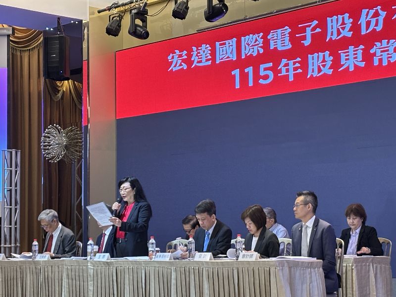 宏達電股東會宏達電舉行股東會,董事長王雪紅(站立者)表示,從雲端算力、大型模型,到終端裝置、企業營運及各垂直領域的應用,AI快速落地並創造新的價值。(宏達電提供)