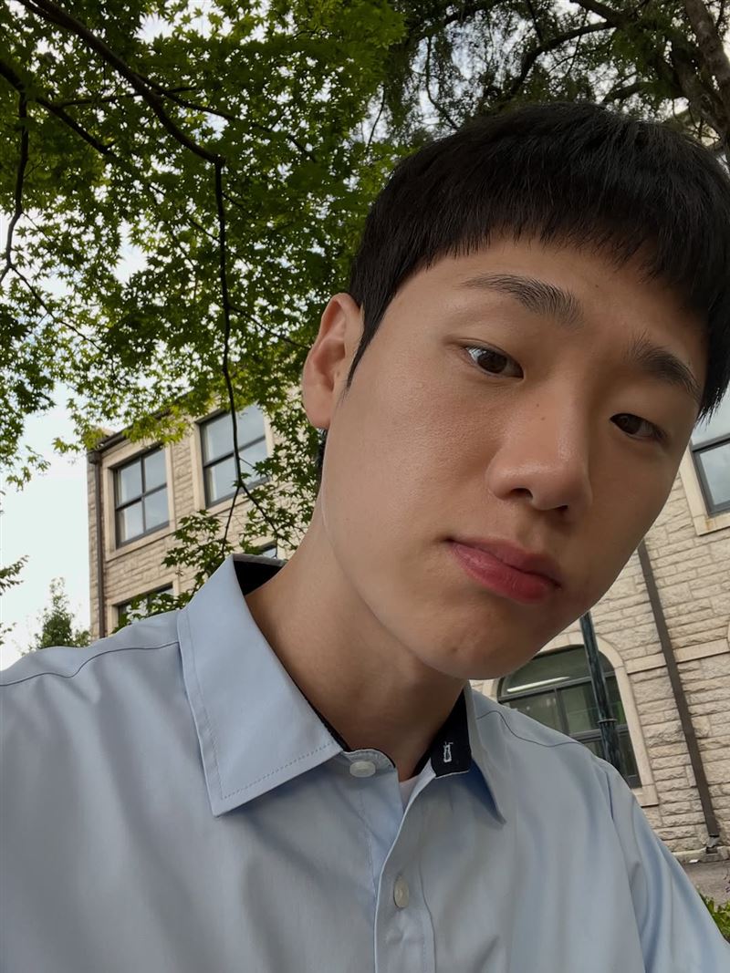 最終大反派趙圭哲的李奉俊已經今年31歲,只比劇中老師賀營小2歲。(圖/翻攝自IG @b0ngjun)