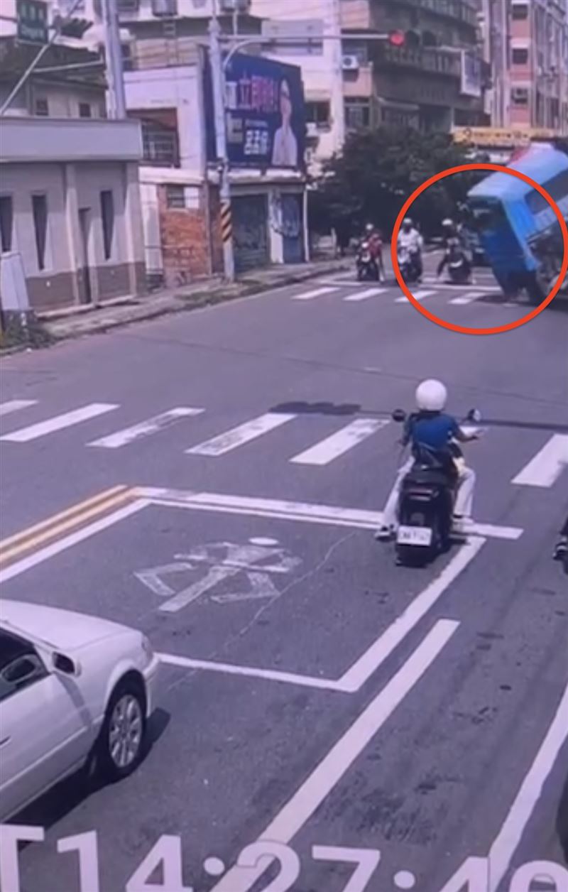 水泥預拌車下坡翻覆,直直往停等區的摩托車撞去。(圖/翻攝畫面)