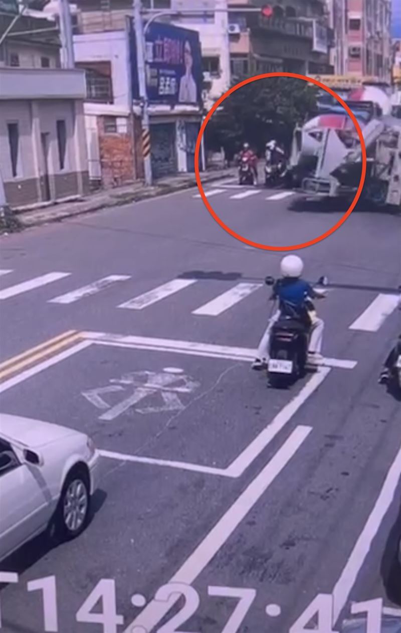 外側的騎士第一時間跳車逃命。(圖/翻攝畫面)