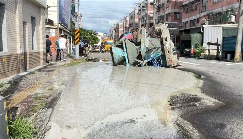 水泥預拌車泥漿灑一地。(圖/翻攝畫面)