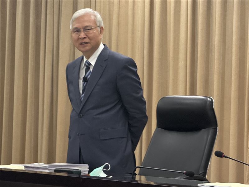 2026年6月18日央行理監事會議,維持利率不動。央行第一季上修今年經濟成長率至7.28%,今(18)日第二季理監事會議再度看好,上修本年台灣經濟成長率預測值為9.45%。央行總裁楊金龍指出,對於我國經濟成長率不斷上修,有人認為傳產不好,只有電子業在好,楊金龍強調,台灣傳產沒有不好,是電子業太好,這個太好也是歷經很長的歷史才形成的。(圖/讀者提供)