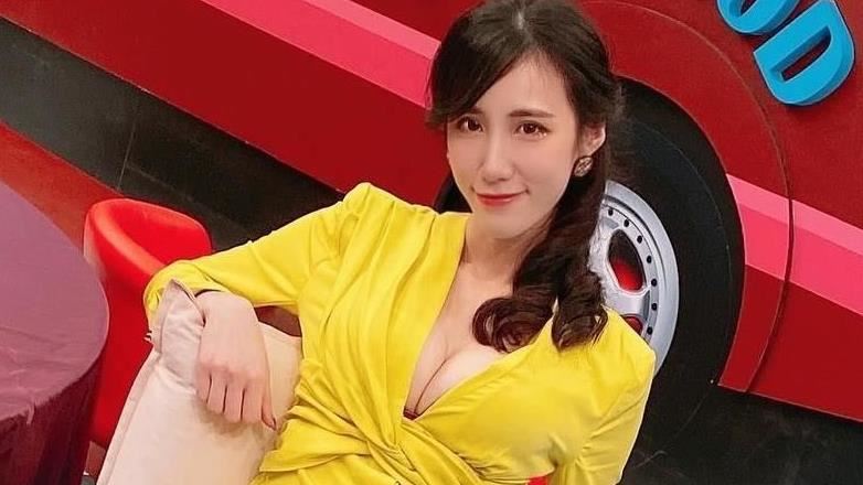 女星裙子整片卡進臀部!被盯看驚覺出事了