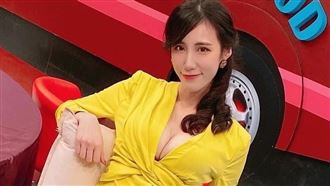 女星裙子整片卡進臀部！被盯看驚覺出事了