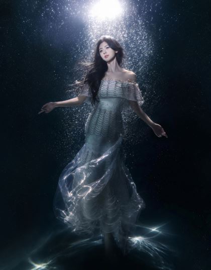 鞠婧禕32歲生日大片化身美人魚,仙氣飄飄美翻全網。(圖/翻攝自微博)