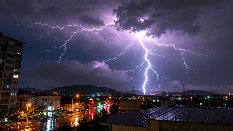 2人疑遭雷擊 醫揭恐怖後果 下雨天別待6處