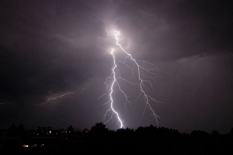 今(18)日下午台北大雷雨來襲,中正區工地疑有工人遭雷擊送醫。醫師提醒,雷擊可致心跳停止與重傷,建議雷雨時遠離空曠地與導電環境,並採取正確避險措施。(圖/AI製圖)