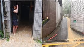 台北信義區吳興街600巷76弄118號的一處民宅因暴雨傳出有民眾受困屋內。（圖／翻攝畫面）