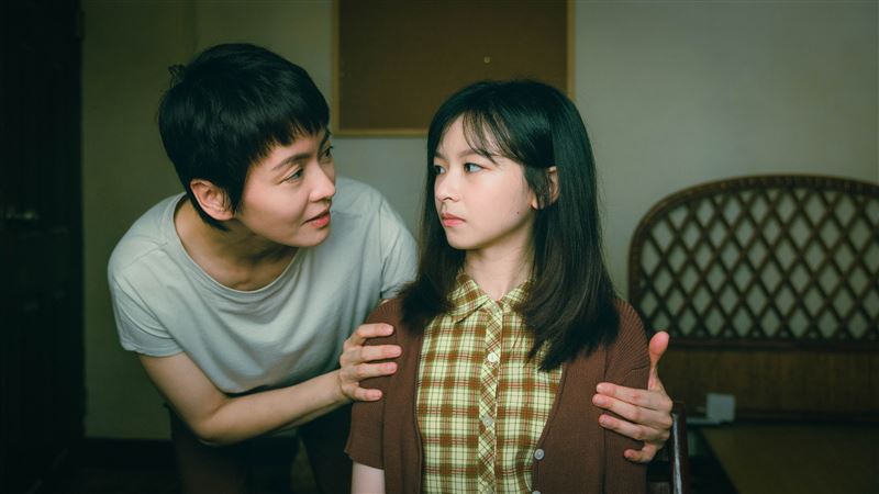 梁詠琪(左)與陳姸霏(右)飾演相愛相殺的母女。(圖/Netflix提供)