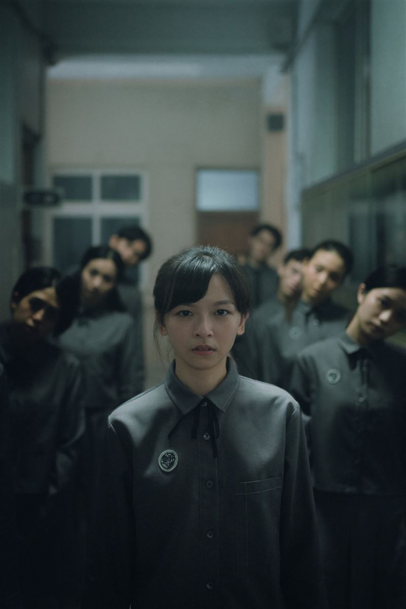 陳姸霏(中)進入升學率百分百的「崇明補習班」,碰見許多怪事。(圖/Netflix提供)