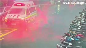 北市2名工人在進行吊車作業遭雷擊送醫救治。（圖／翻攝畫面）