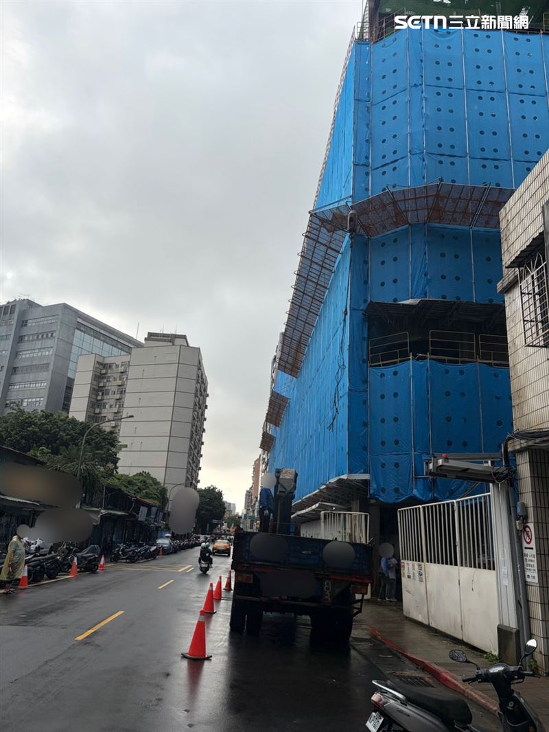 北市2名工人在進行吊車作業遭雷擊送醫救治。(圖/翻攝畫面)