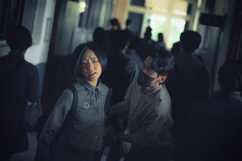 Elly許曦文(左)飾演苦讀仍無法讓成績進步的重考班學生。(圖/Netflix提供)