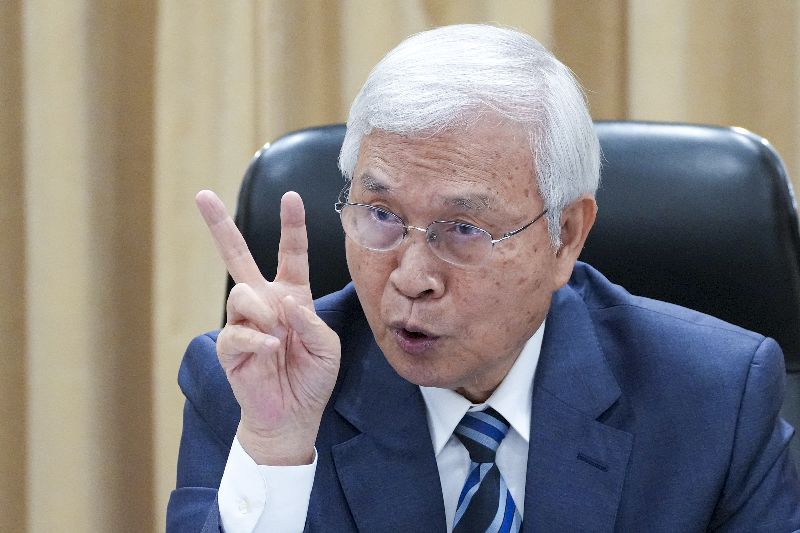 中央銀行18日下午舉行第2季理監事聯席會議會後記者會,總裁楊金龍(圖)出席宣布利率「連9凍」,也說明會中決議及國內外經濟金融情勢