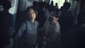 Elly許曦文（左）飾演苦讀仍無法讓成績進步的重考班學生。（圖／Netflix提供）