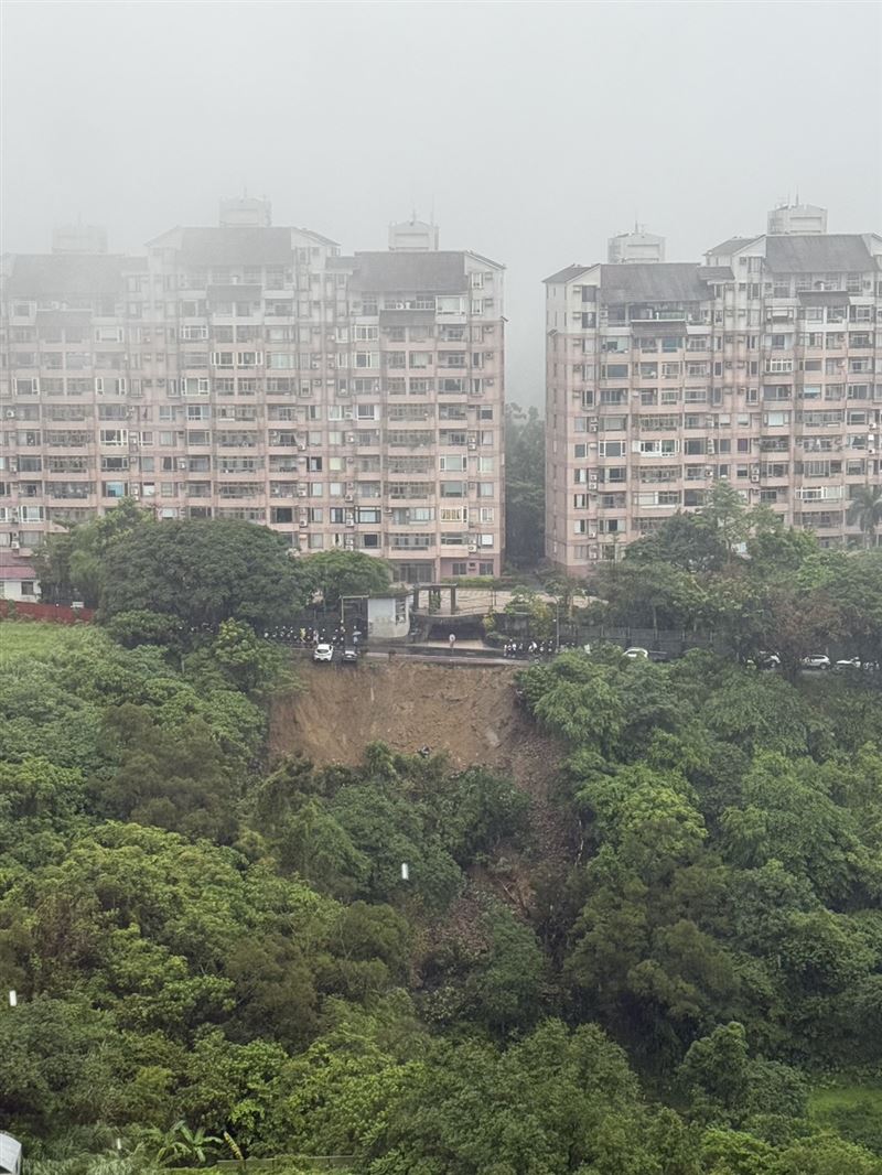 新坡一街邊坡崩塌,目前正全力搶修中。(圖/翻攝畫面)