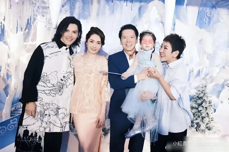 過去每年,家人都會特別替孫女慶生,但孫子生日時卻多由郭碧婷與娘家親友簡單慶祝,讓她擔心孩子之間產生心理落差。。(圖/翻攝自小紅書)