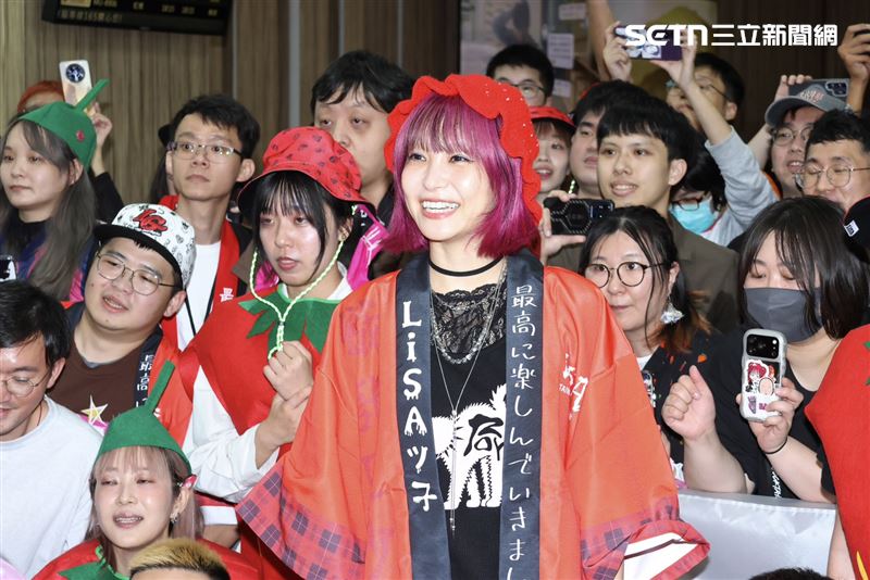《鬼滅之刃》歌姬LiSA抵達台灣,粉絲精心為她準備接機儀式。(圖/記者田俊彥攝影)