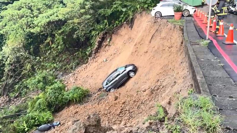 先前停在邊坡上的自小客隨著土石滑落。(圖/翻攝畫面)