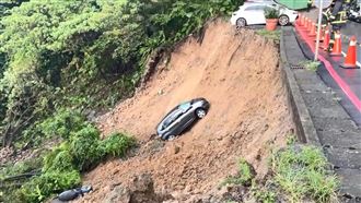 新店邊坡崩塌！車掉下去了　拉封鎖線搶修