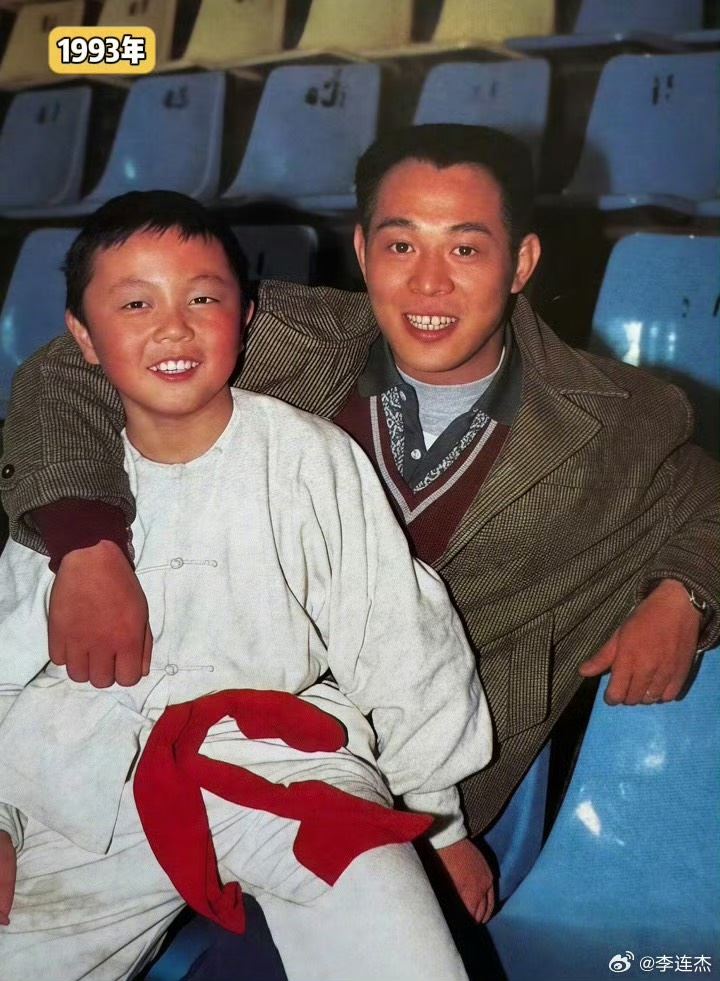 1994年上映的電影《新少林五祖》,李連杰飾演洪熙官,年僅9歲的謝苗飾演洪文定,憑著紮實武術底子與自然演出一出場就驚艷觀眾,甚至一度被視為「李連杰接班人」。(圖/翻攝自李連杰微博)