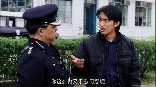 據傳,周星馳在拍攝期間發現黃炳耀私下談吐幽默、反應自然,便臨時邀請他上陣演出,沒想到意外創造出港片史上最經典的綠葉角色之一。(圖/翻攝自微博)