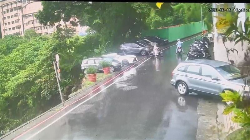 崩塌後畫面左邊的整排機車及樹木都消失。(圖/翻攝畫面)