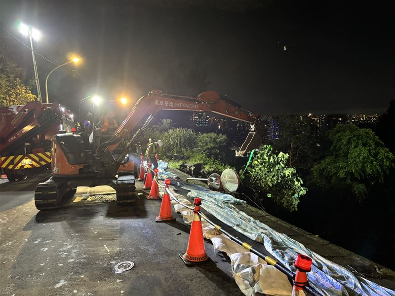 工務局今晚將連夜加裝建築物監測儀器掌握安全狀況,並覆蓋帆布,避免邊坡持續滑落。(圖/工務局提供)