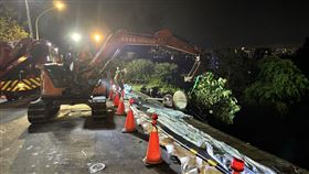 工務局今晚將連夜加裝建築物監測儀器掌握安全狀況，並覆蓋帆布，避免邊坡持續滑落。（圖／工務局提供） 