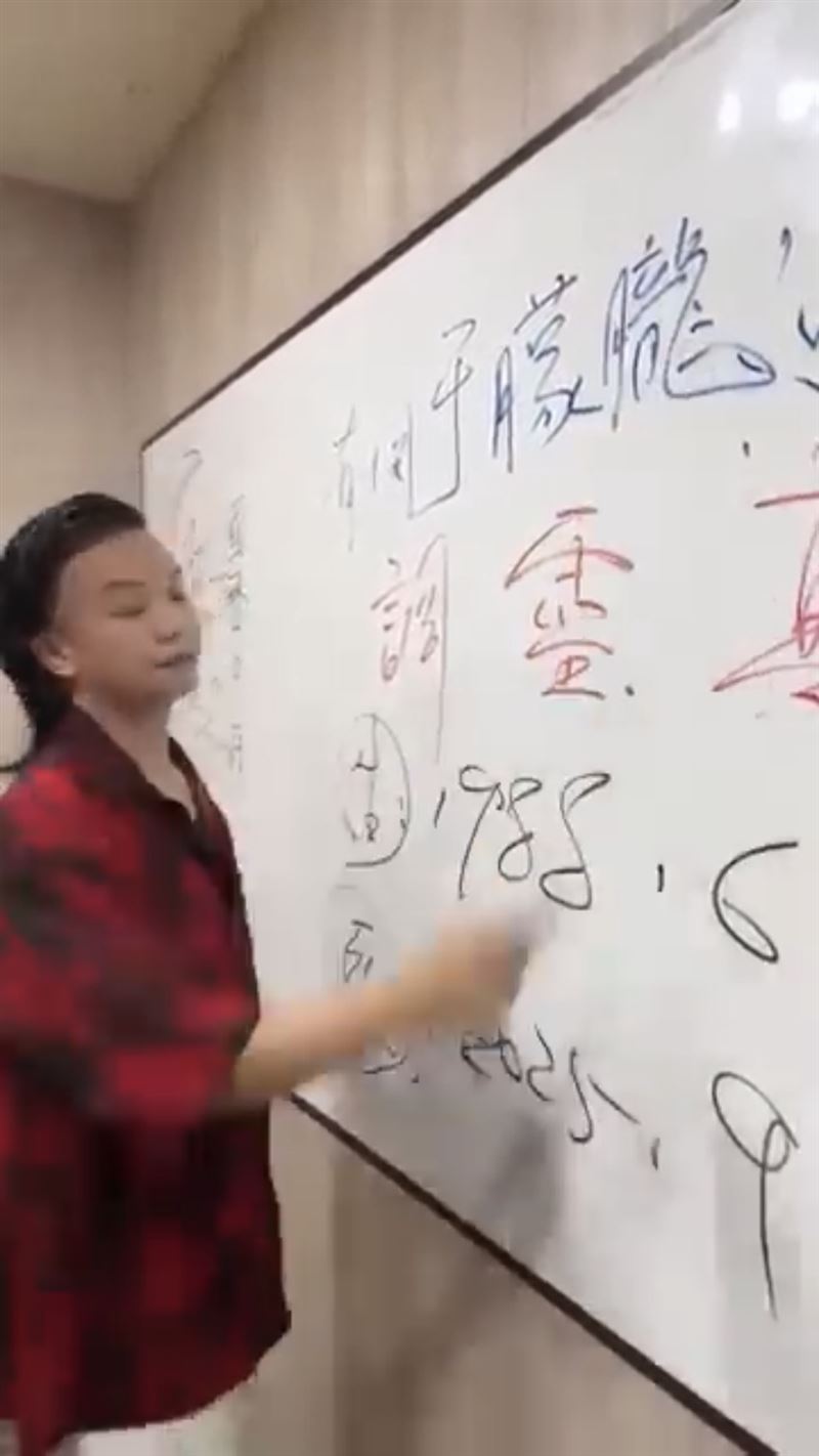 于朦朧的靈體透過鄔馨茹的解讀,控訴自己生前不僅遭到毆打與灌酒,甚至被惡意從高處推下。(圖/翻攝自YouTube)