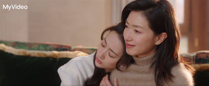 由萬茜(右)、李純(左)主演的《歡迎回我的頻道》以自媒體與直播產業為背景。(圖/台灣大哥大MyVideo提供)