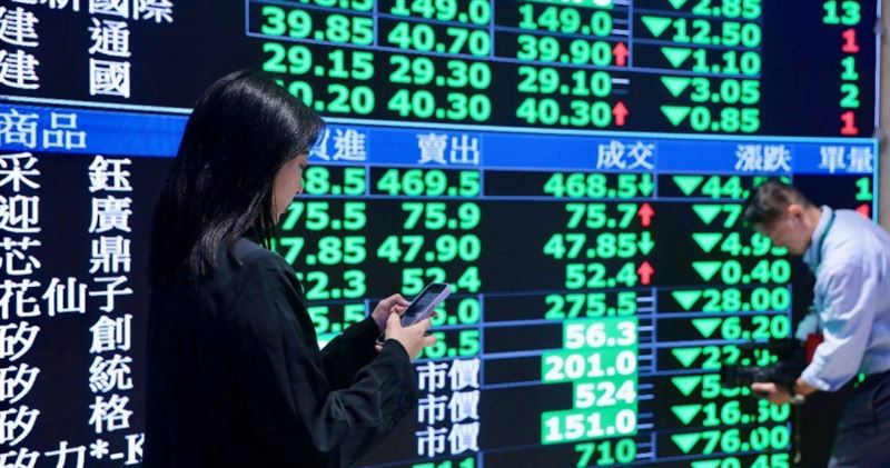 台股近期劇烈波動,今年初以來,已有不少敏感度高的投資人、高資產族悄悄將部分資金轉進房市避險。(圖/黃耀徵攝)