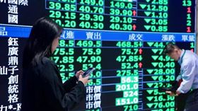 台股近期劇烈波動，今年初以來，已有不少敏感度高的投資人、高資產族悄悄將部分資金轉進房市避險。（圖／黃耀徵攝）