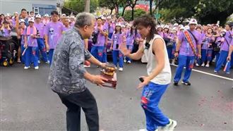 濟顛禪師播電音接駕　網：這是演唱會？